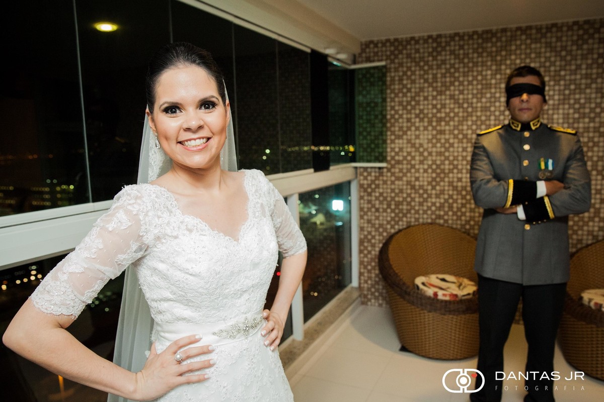 first look dos noivos com noivo fardado e vendado no Rio de Janeiro fotografados por Dantas Jr