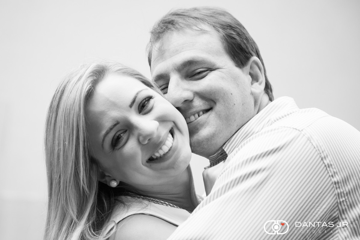 casal apaixonado namorando e fazendo carinhos