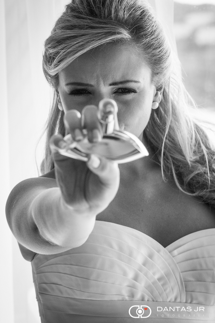 noiva no making of pronta e apontando perfume para a camera