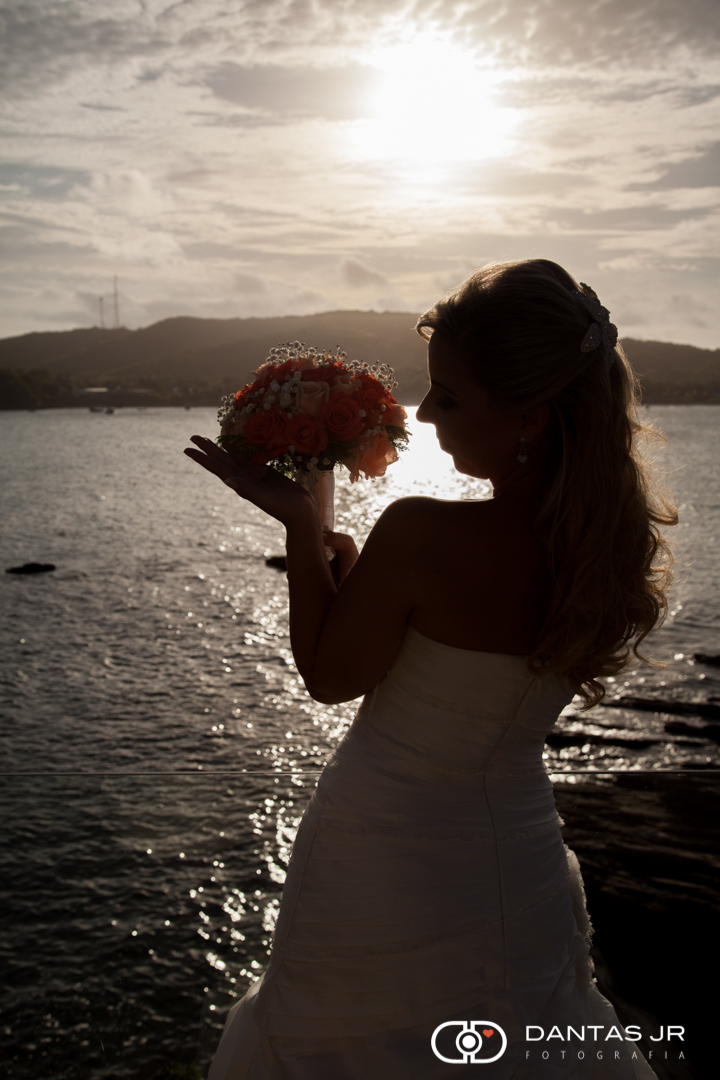 silhueta de noiva com buque em praia de Geribá em Buzios