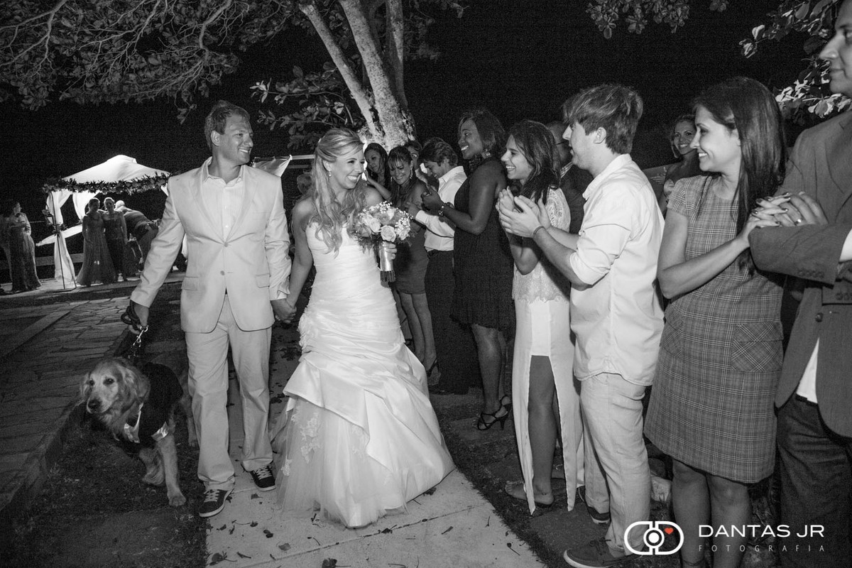 Cortejo dos noivos na saída de cerimônia na praia em Buzios na Pousada Yucas um destination wedding fotogfrafado por Dantas Jr fotógrafo de casamentos