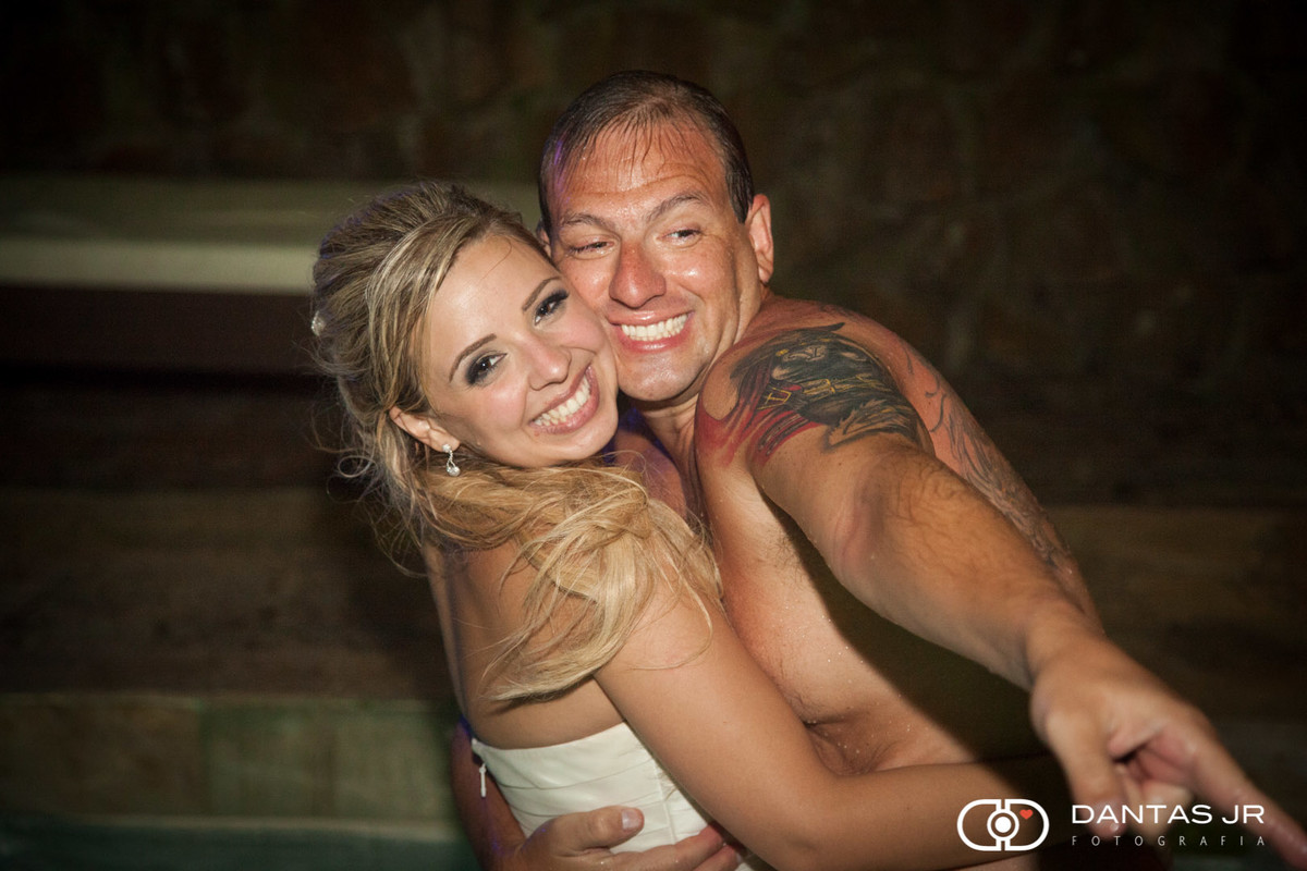 casal dentro da piscina com noivo tatuado em Trash the Dress após Destination Wedding em Buzios na Pousada Yucas casamento fotografado por Dantas Jr