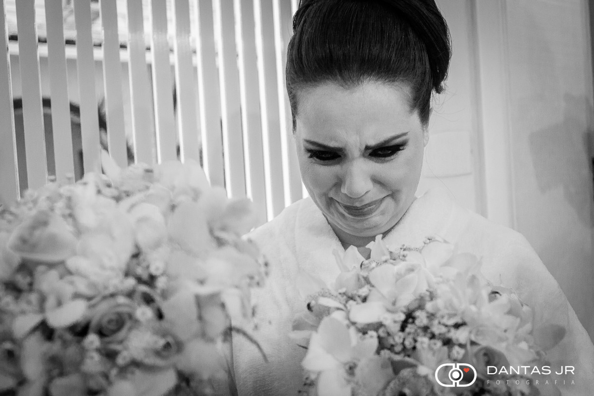 Noiva emocionada recebendo o buque antes do casamento durante o making of