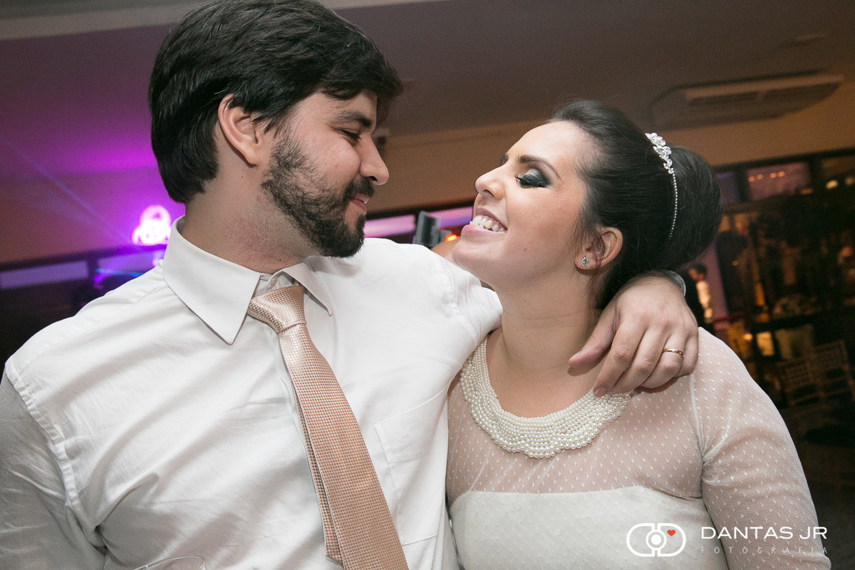 Noivos felizes se olhando na festa de casamento