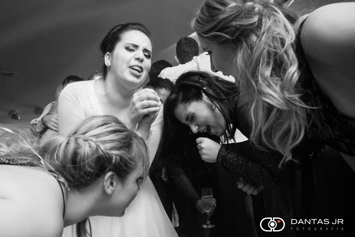 Noiva cantando como se estivesse no microfone em festa no Iate Clube de Icaraí em festa de casamento clicada por Dantas Jr.