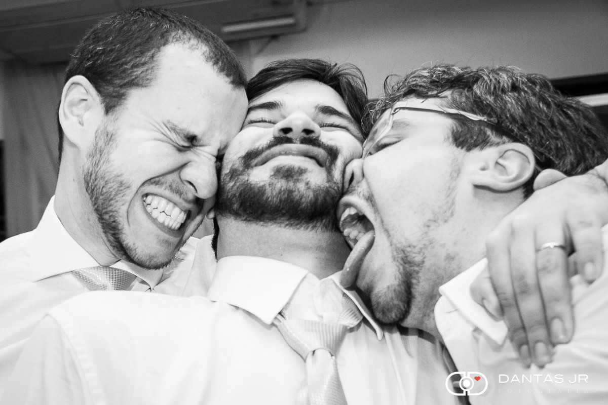 Noivo abraçado e lambido pelos irmãos em festa de casamento no Iate Clube de Icaraí em Niteroi clicado por Dantas Jr