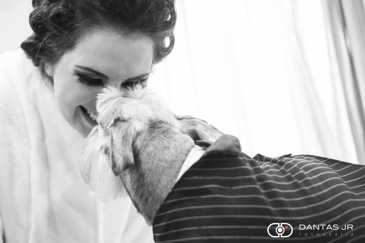 noiva brincando com cachorrinho durante making of