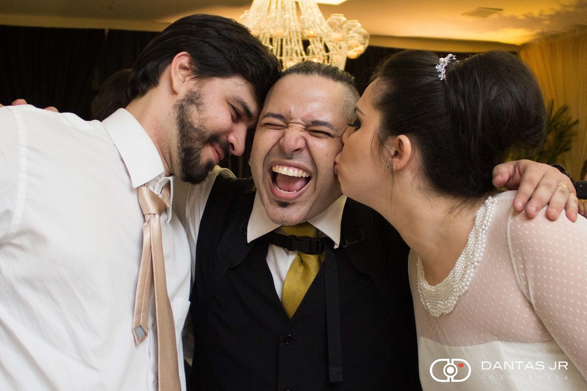 noivos dando muito carinho e beijando o melhor fotógrafo de casamentos do Rio de Janeiro e Brasil Dantas Jr. no Iate Clube de Icaraí
