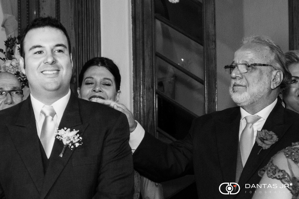 noivo ansioso e tenso aguardando noiva entrar na igreja