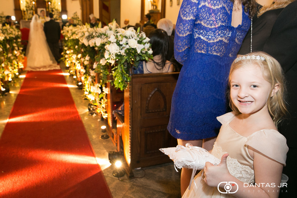 daminha na igreja aguardando hora de entrar com alianças e fazendo joinha