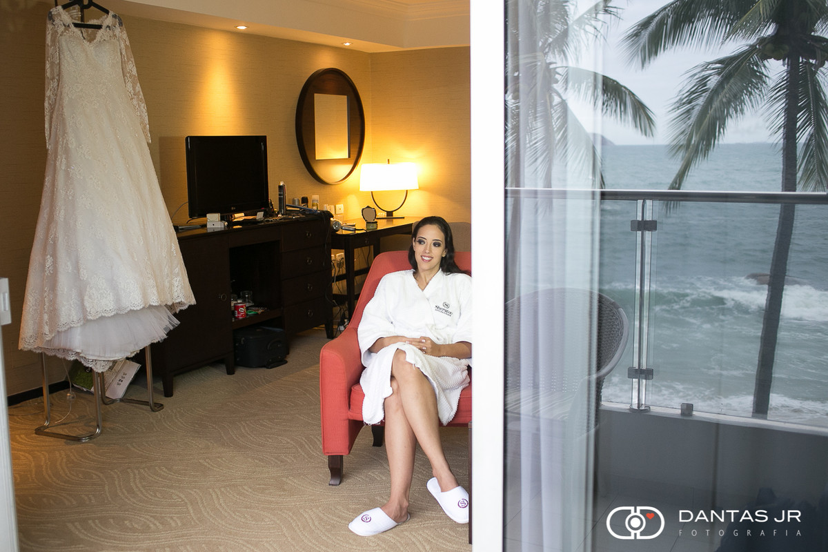 Noiva no maling of observando paisagem no Hotel Sheraton