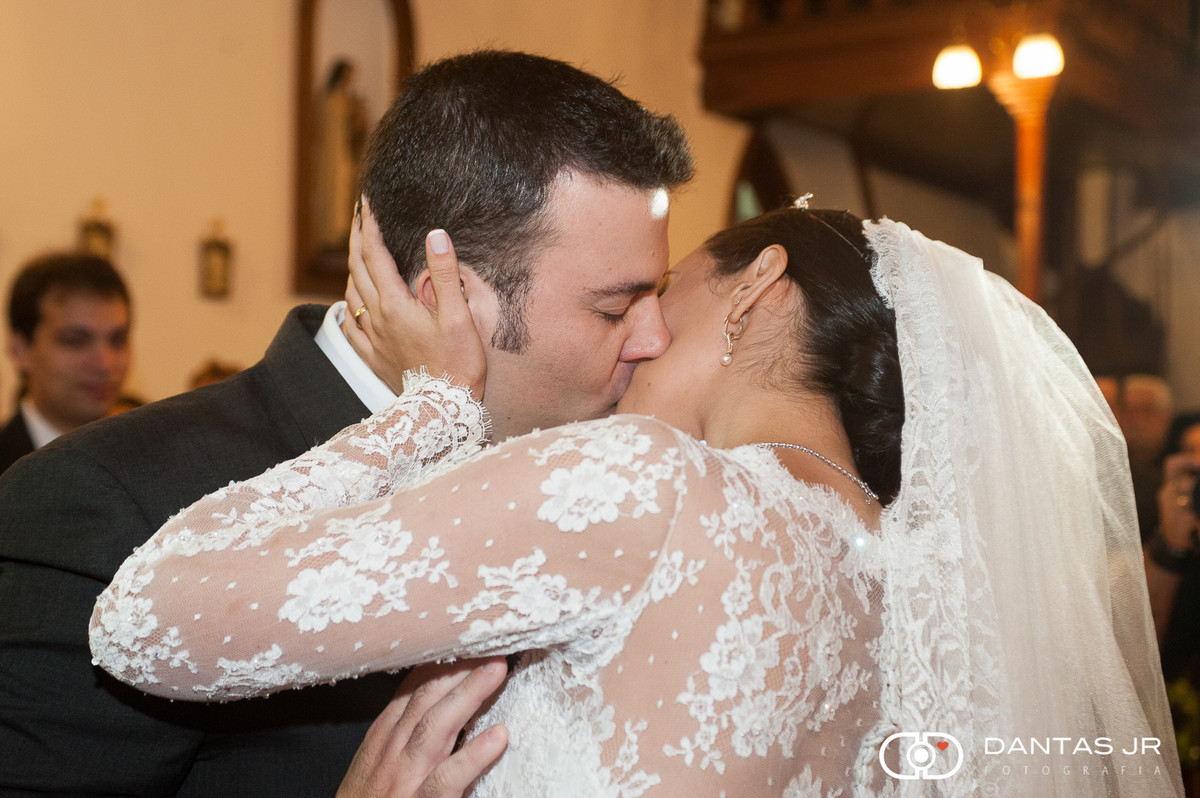 noivos se beijando apaixonadamente na igreja