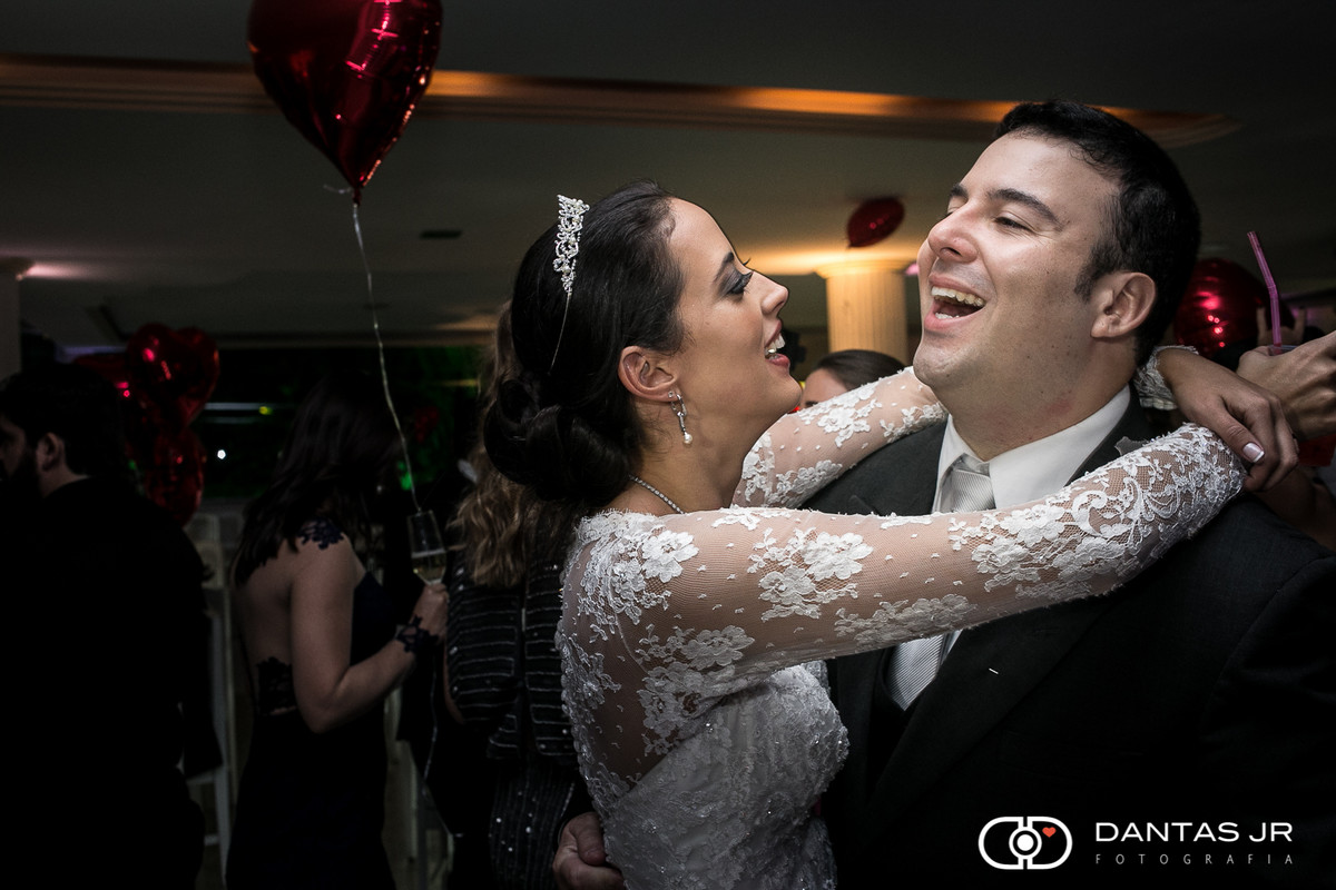 Noivos rindo muito durante festa de casamento na La Festivita Prime