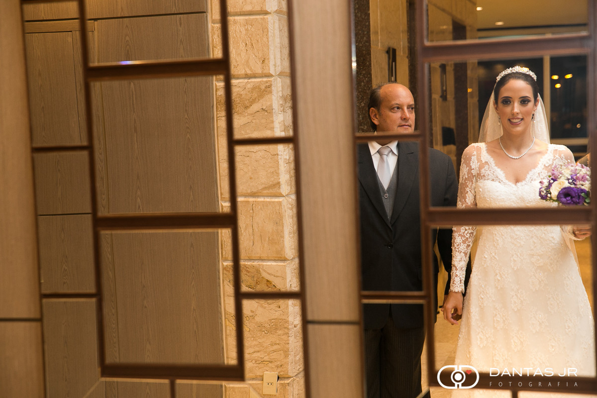 Noiva e pai saindo do hotel