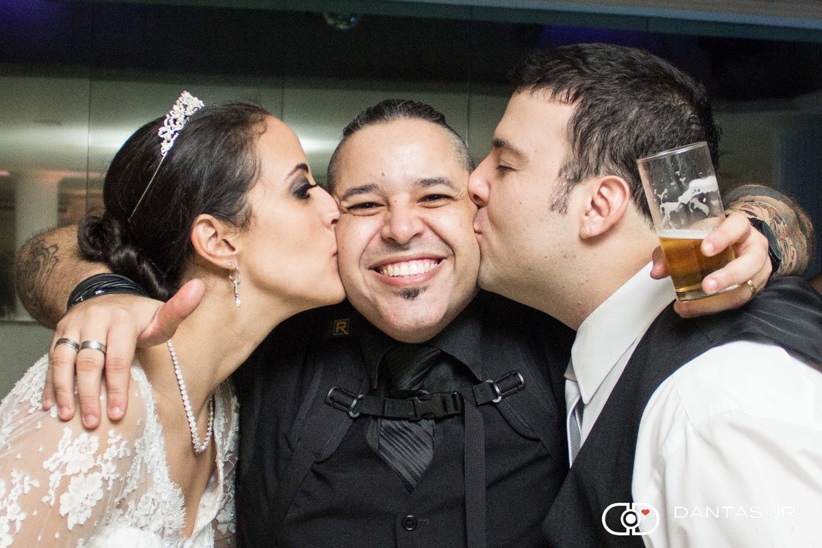 Dantas Jr o melhor fotógrafo de caamentos do Rio de Janeiro e do Brasil recebendo carinho amor e beijo dos noivos após casamento na La Festivita Prime
