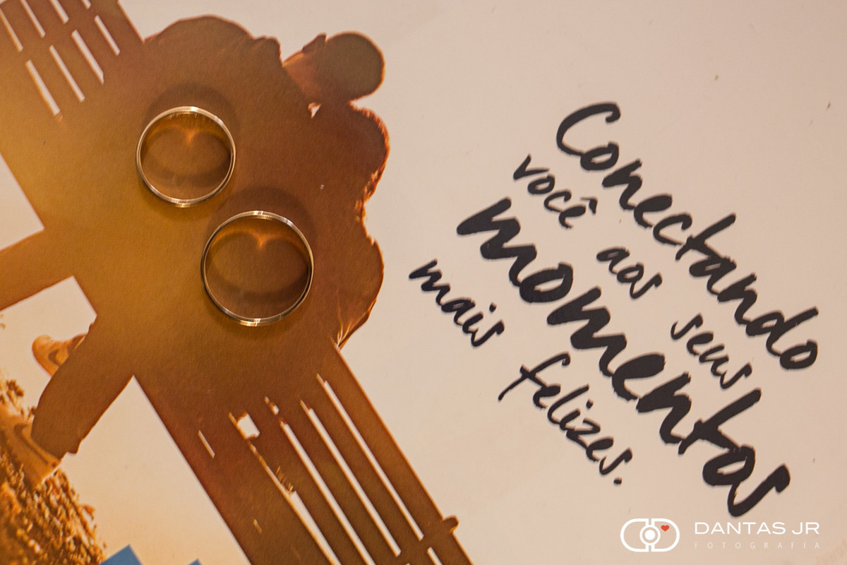 Fotos da aliança sobre anuncio de revista