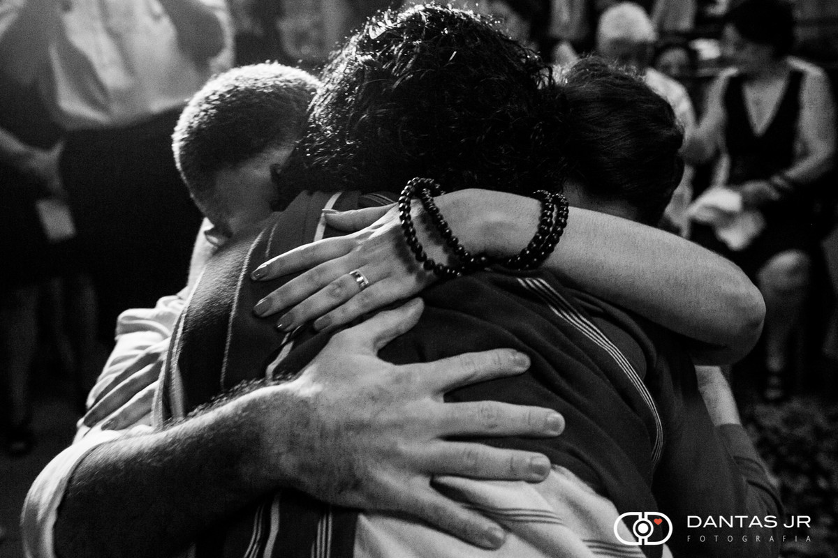 Abraço dos noivos na Lama com jamapalas em cerimônia de casamento budista realizada no Bistro Ouvidor Botafogo no Rio de Janeiro clicada por Dantas Jr