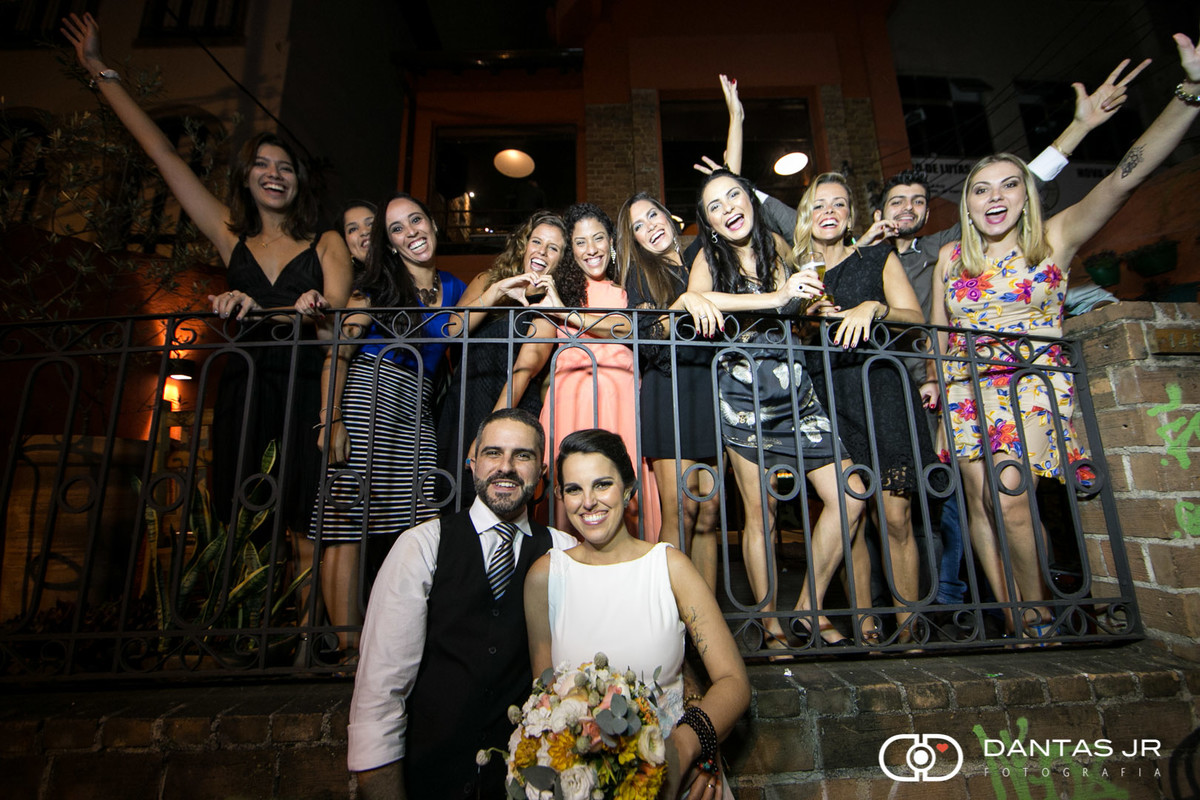 Noivos na rua e convidados na sacada do Bistro Ouvidor