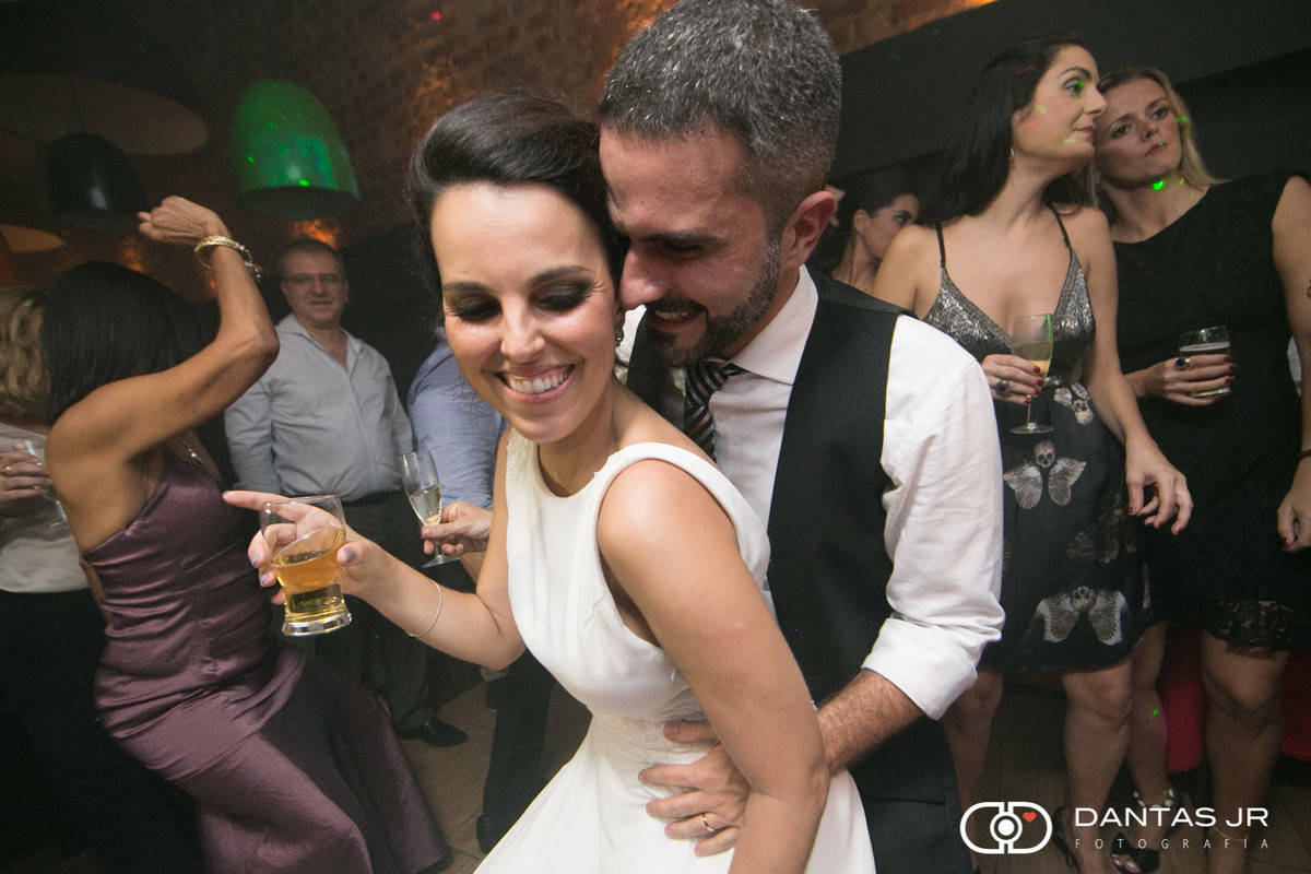 Noivos dançando de forma sensual e apaixonada em pista de dança animada em festa no Bistro Ouvidor clicados por Dantas Jr