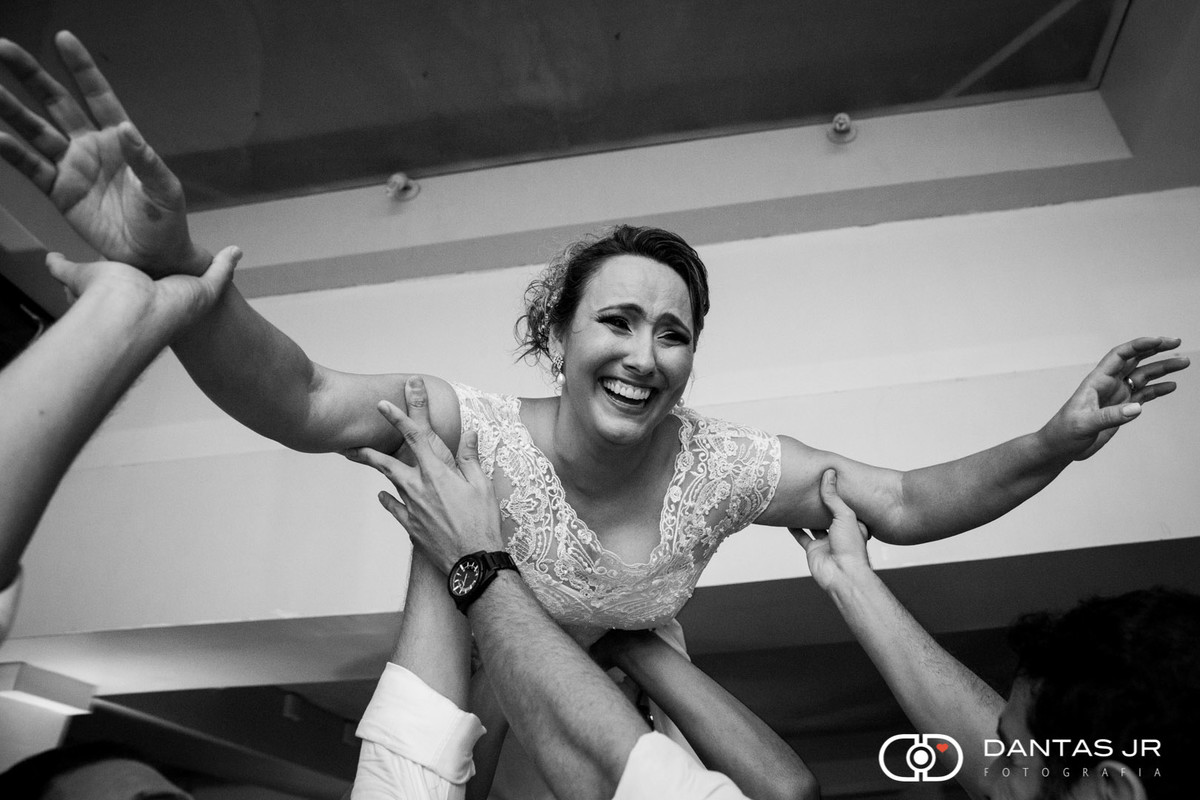 Noiva sendo carregada