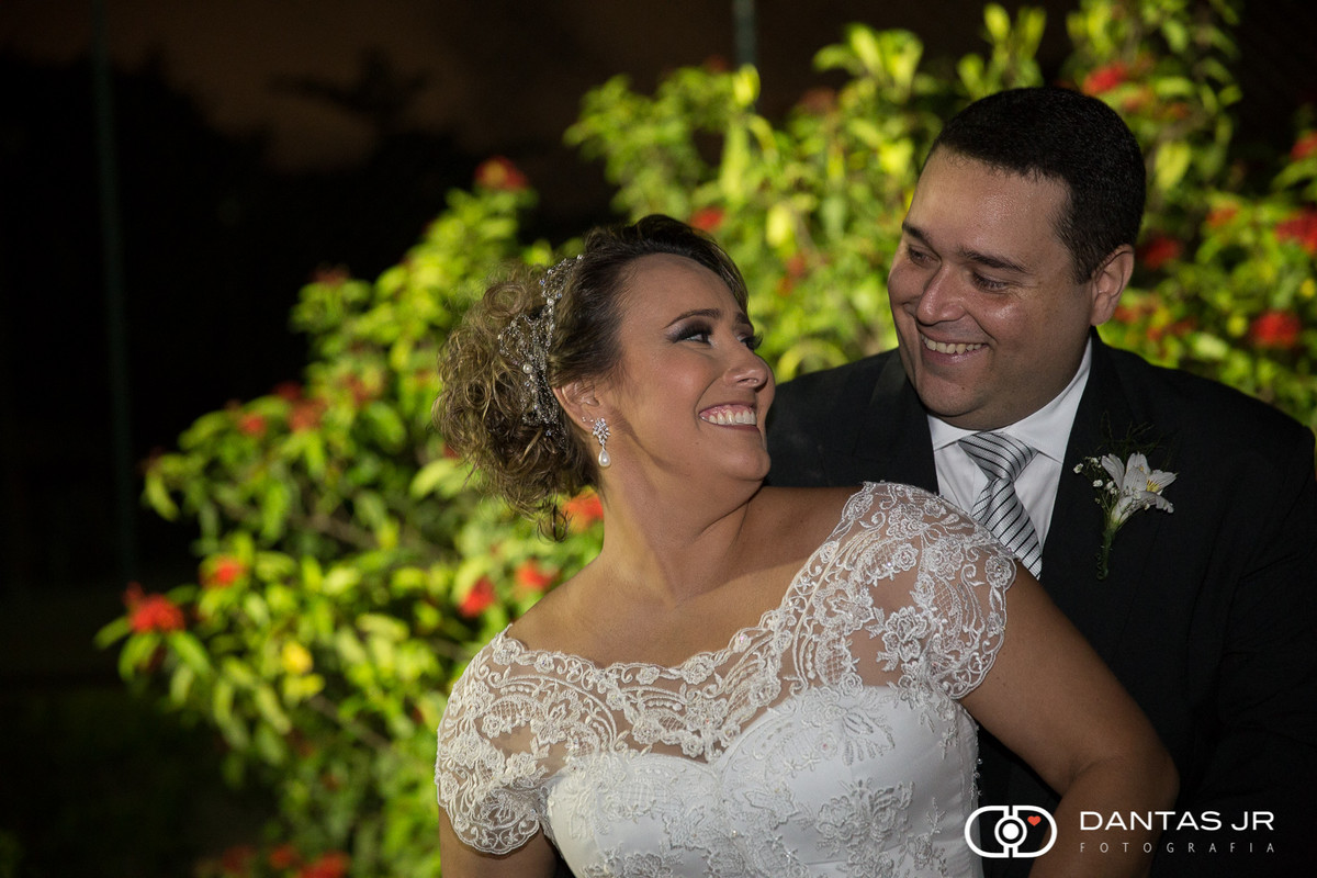 noivos se olhando apaixonados no ensaio