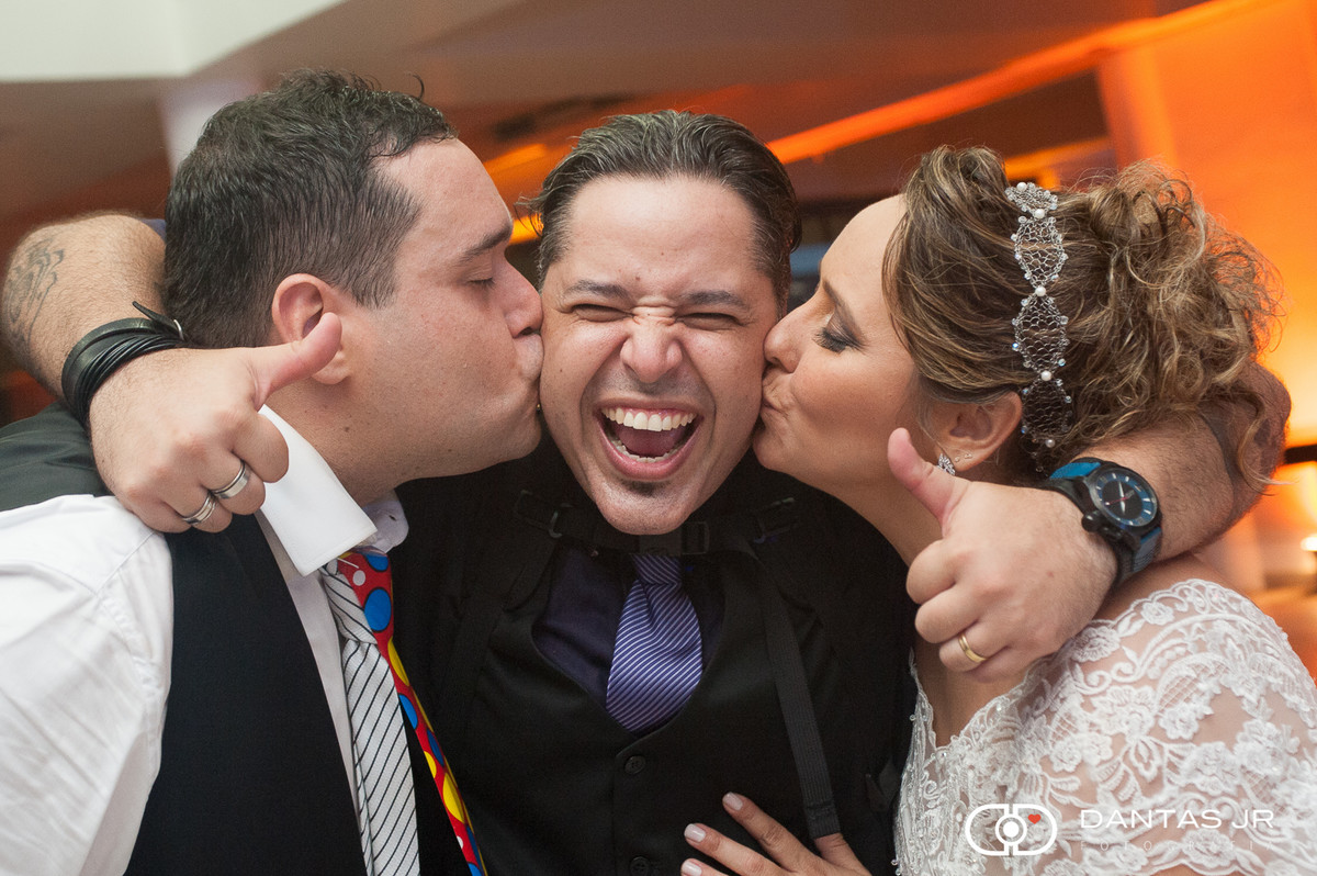 noivos beijando o querido fotografo de casamentos Dantas Jr