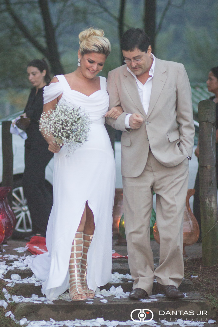 Noiva entrando na cerimonia