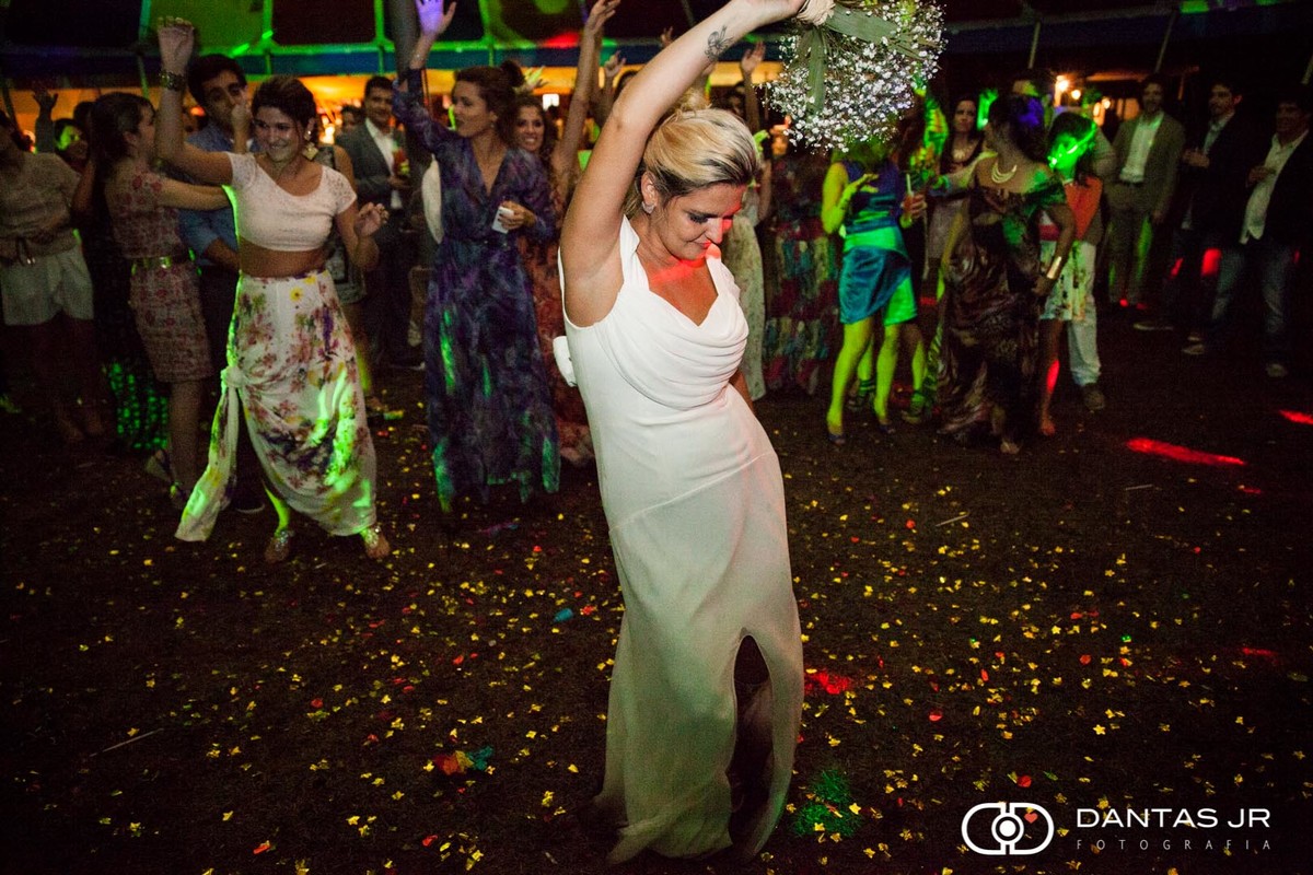 noiva dançando com buque no grumari beach garden