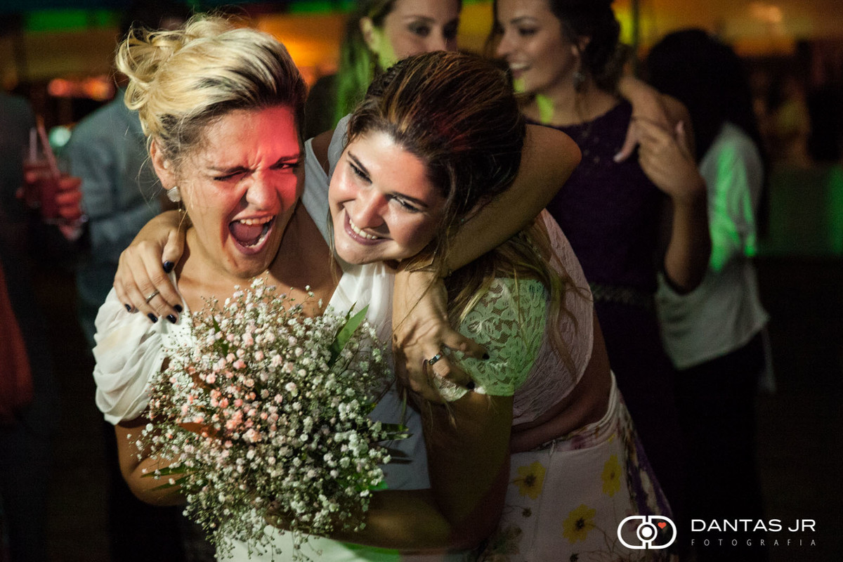 noiva com buque no grumari beach garden