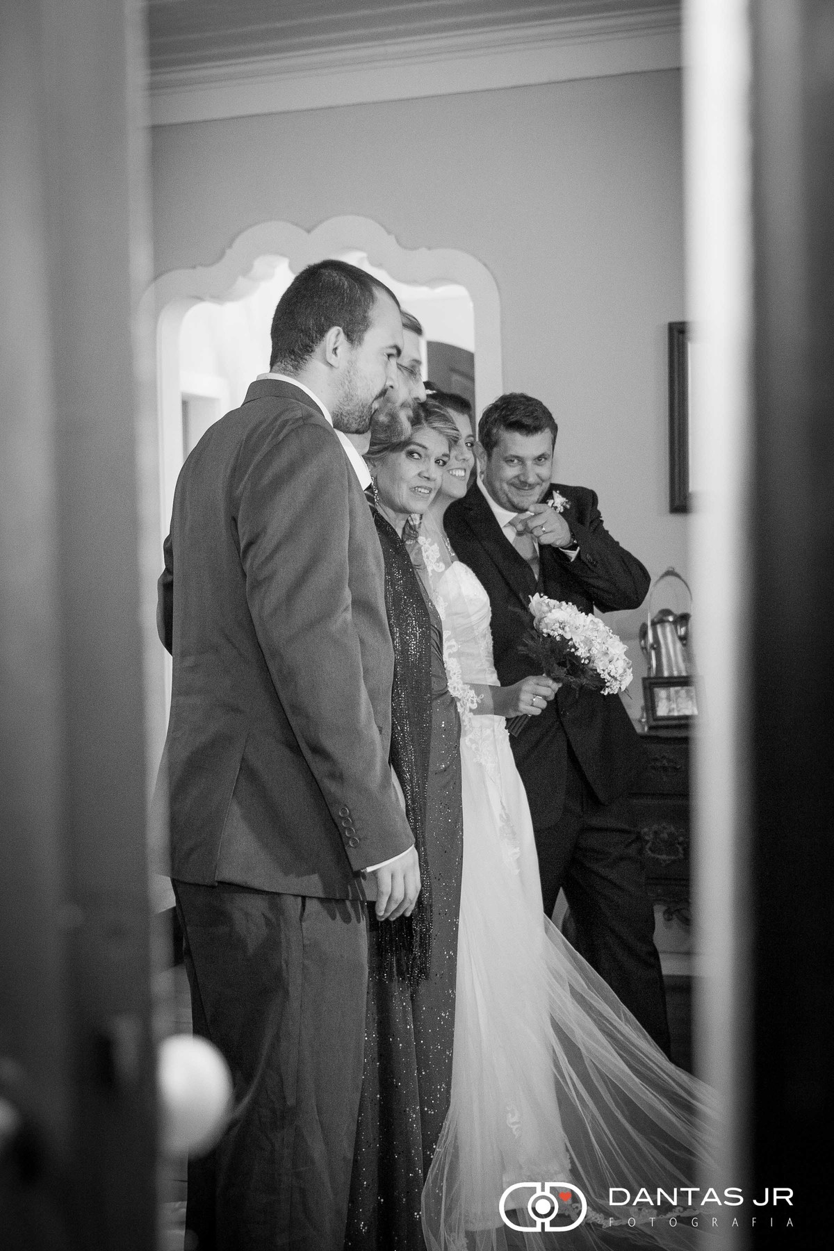 noivo dando tchau para fotógrafo