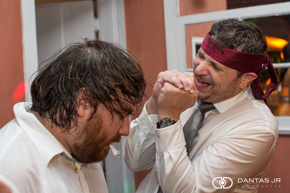 noivo dançando e cantando com gravata na testa