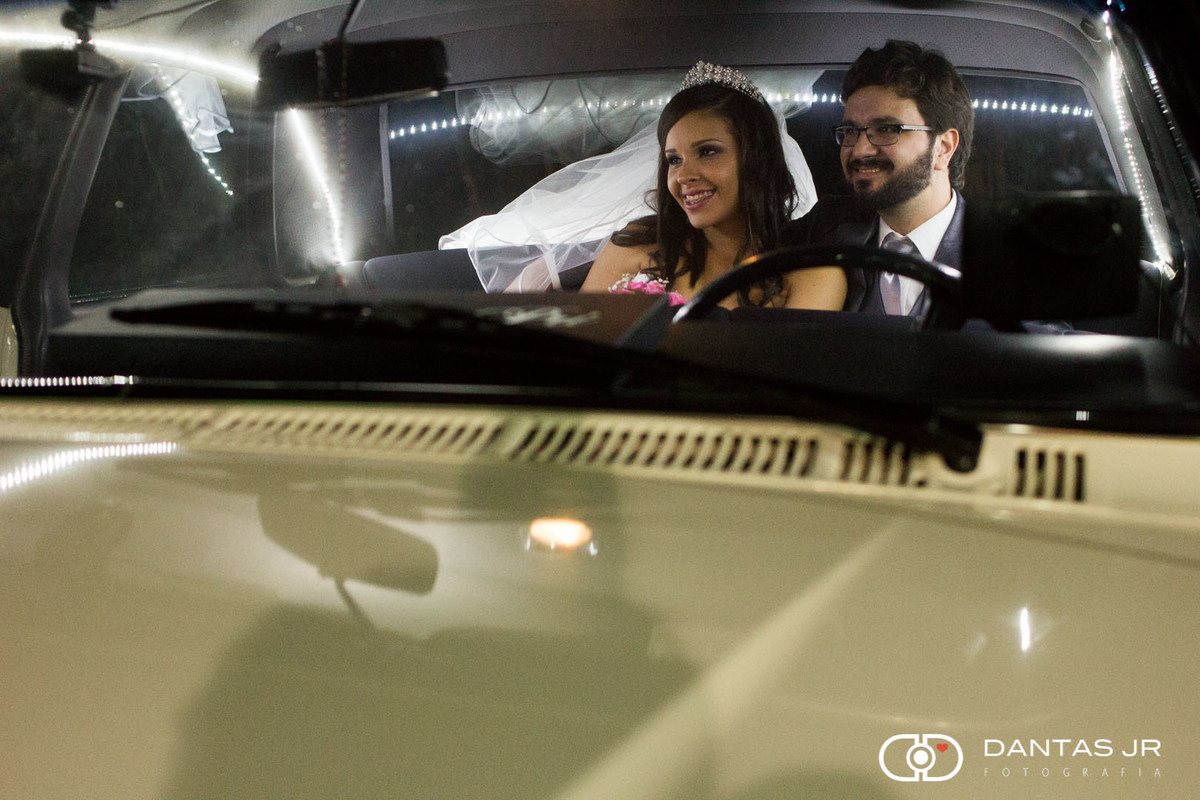Noivos dentro de carro antigo