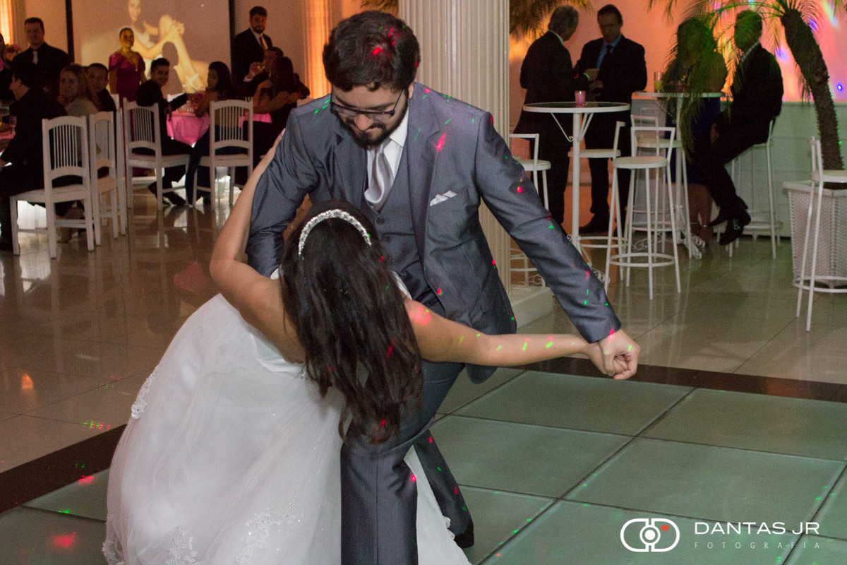 noivos dançando romanticamente