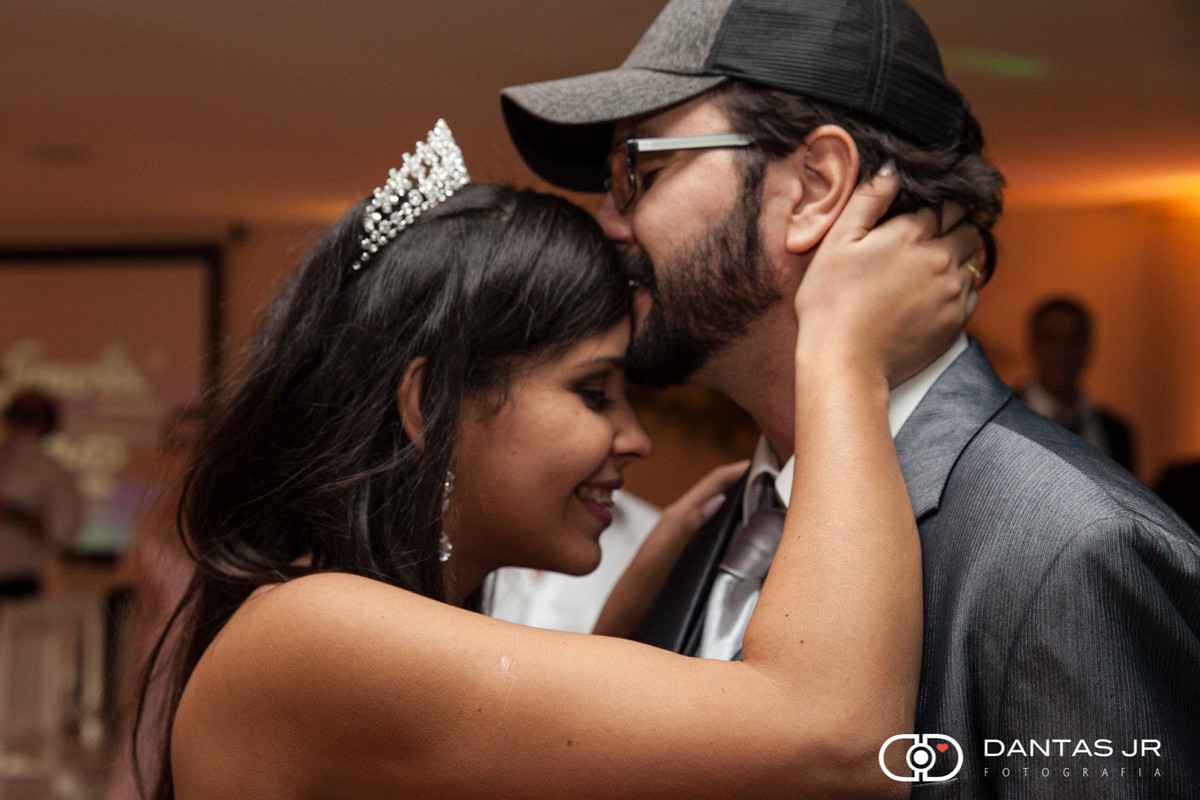 noivo de boné beijando testa da noiva