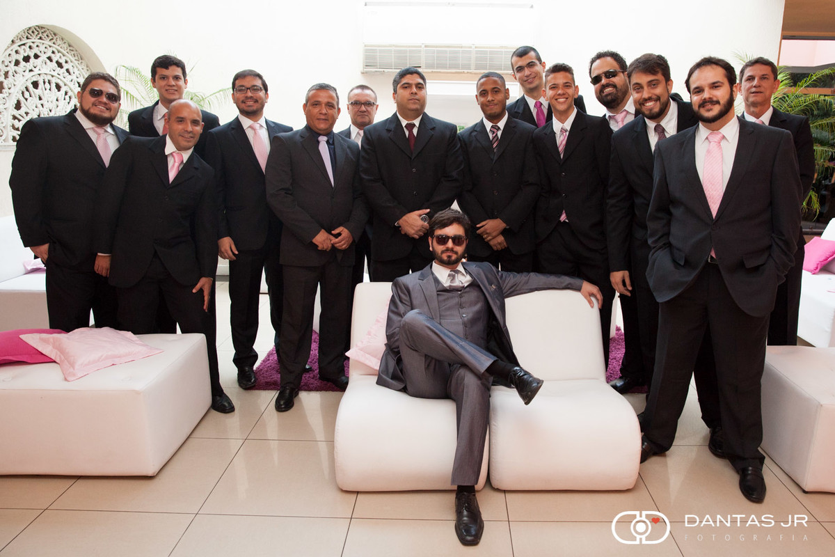 noivo sentado no estilo mafioso com padrinhos