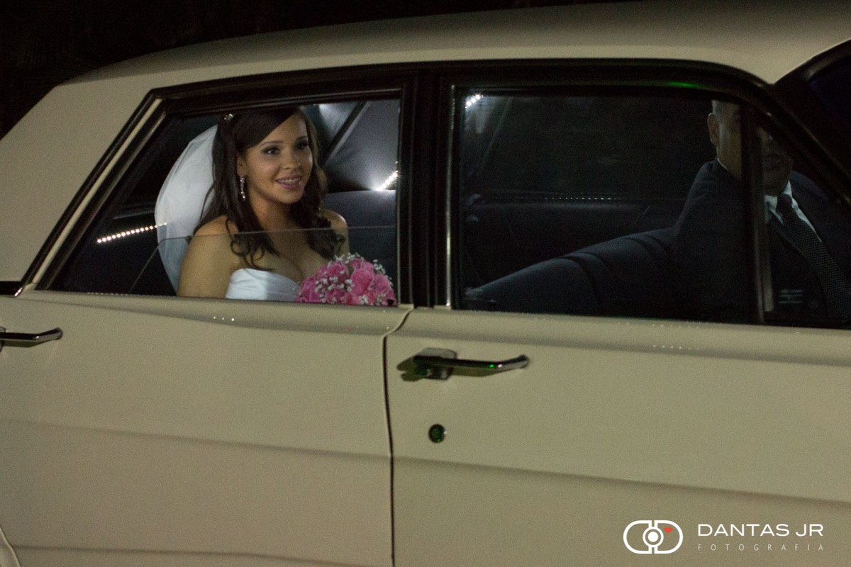 noiva chegando em cerimônia em carro vintage