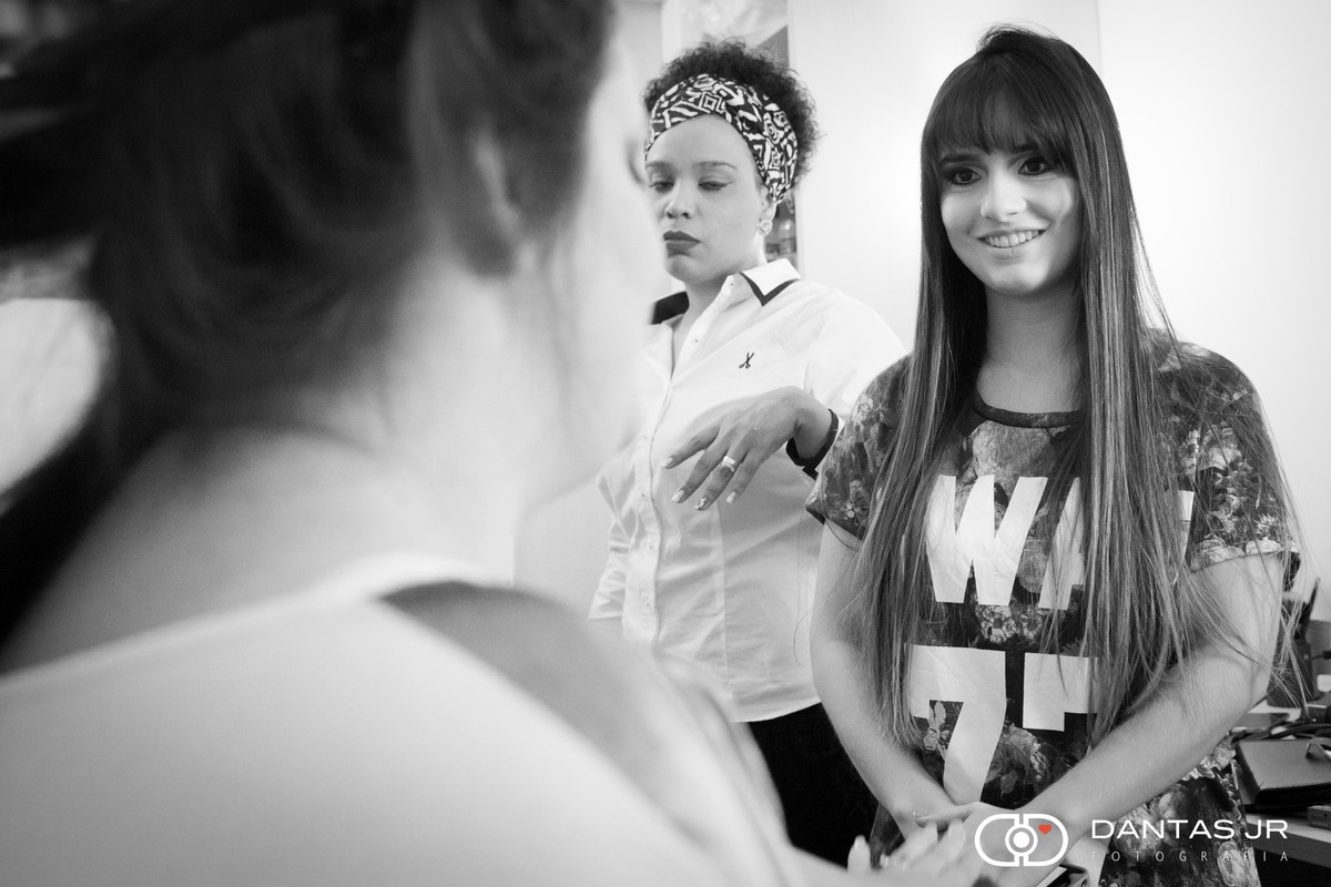 Making of da noiva olhando as madrinhas se aprontando