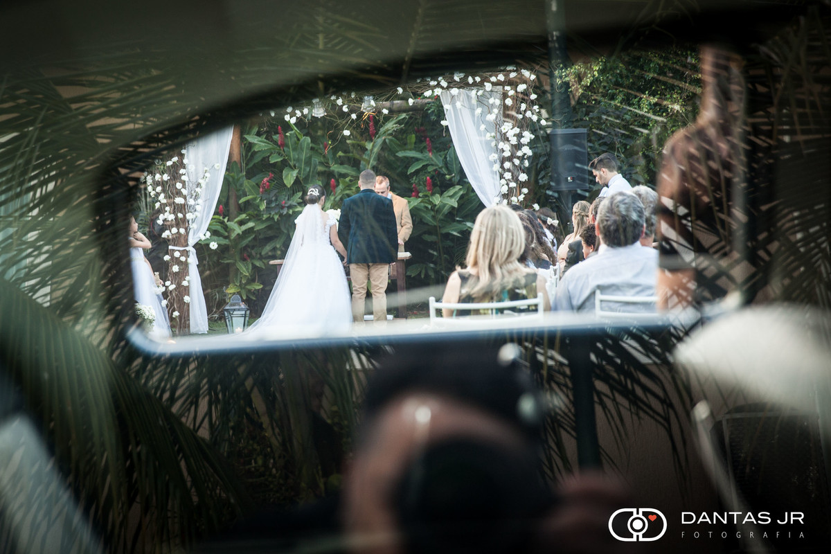 cerimônia em local aberto vista de dentro de um carro antigo