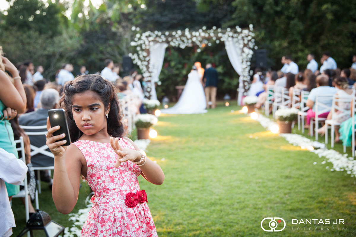 menina fazendo selfie durante cerimônia de tarde ao ar livre