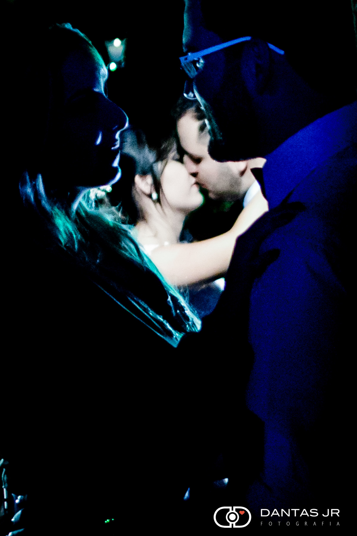 casal de noivo se beijando e casal de padrinhos se beijando na frente