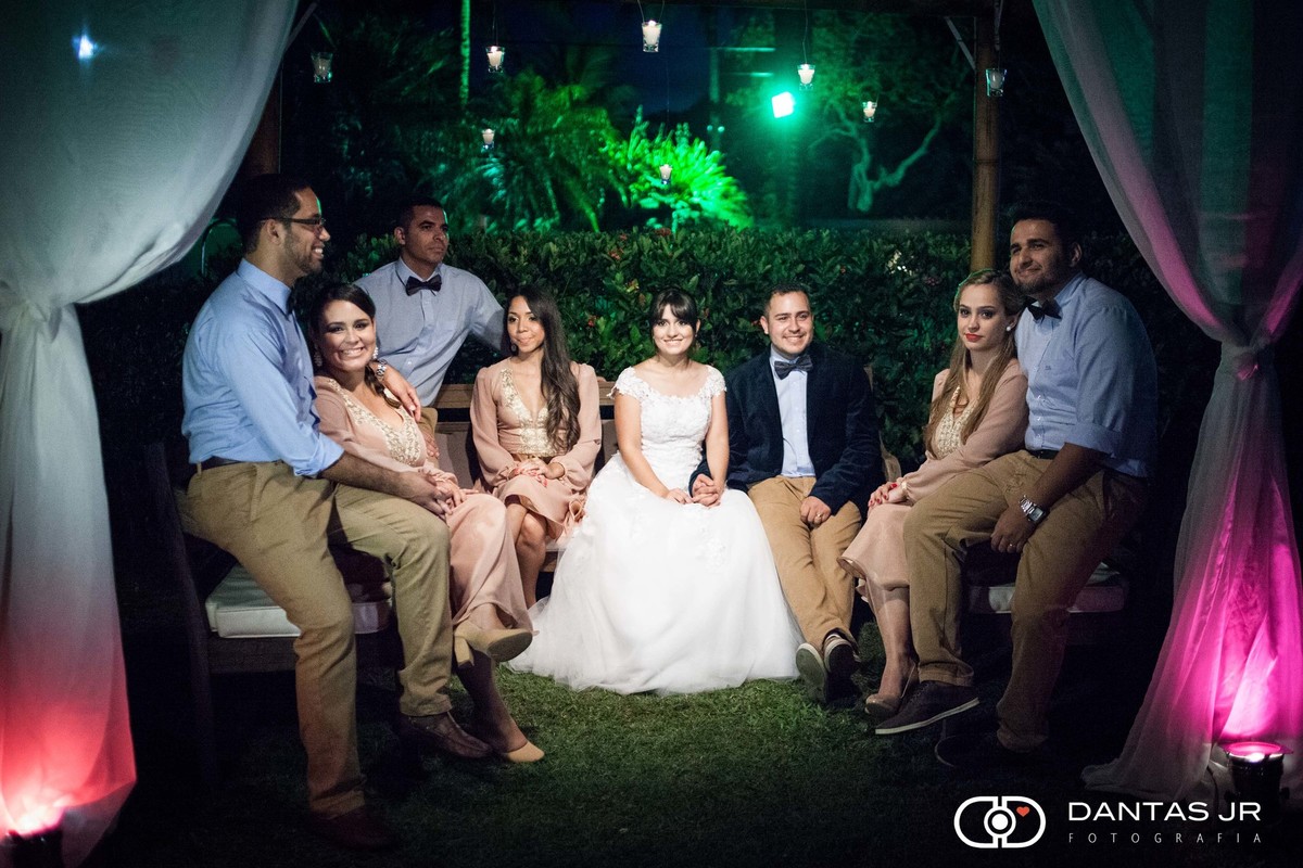 noivos e padrinhos em estilo vintage em casamento ao ar livre
