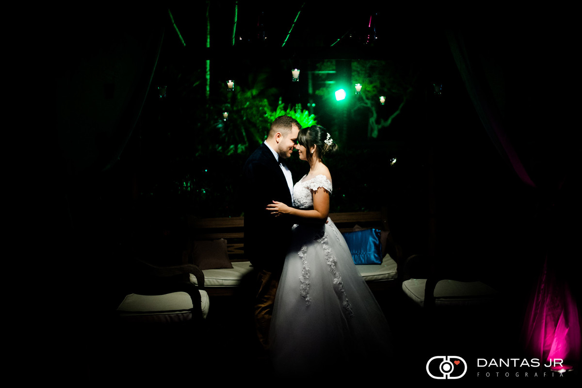 noivos namorando com linda luz em casamento ao ar livre