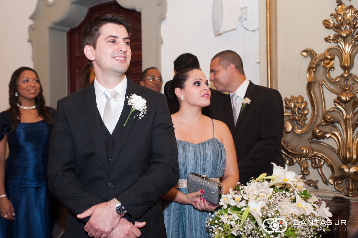 noivo ansioso na igreja vendo noiva entrar