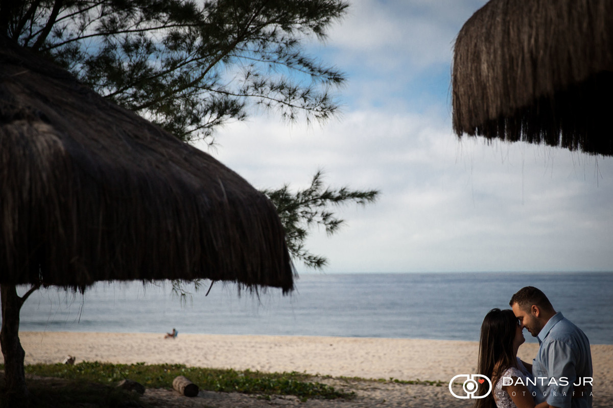 casal se beijando na praia em Trash the Dress