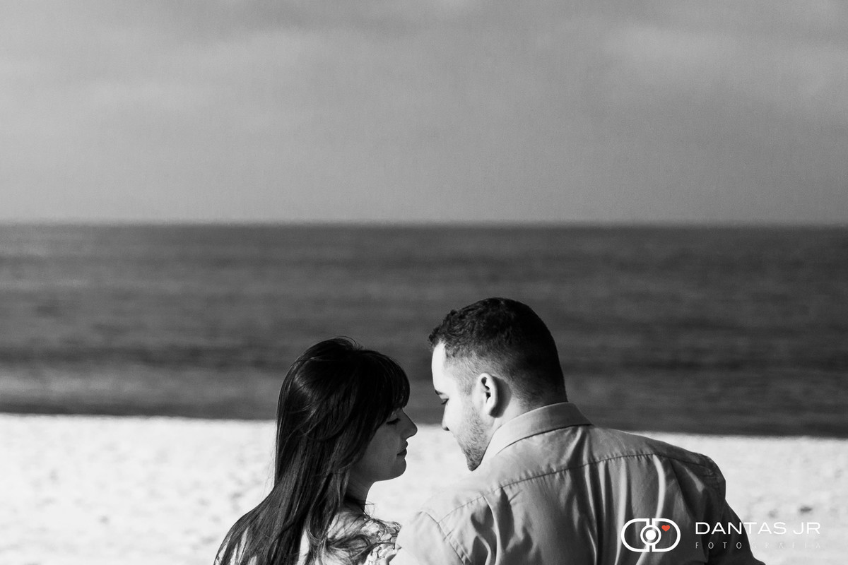 Casal se namorando em Trash the Dress na praia