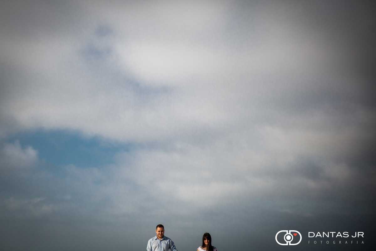 Minimalismo em Trash the Dress na praia casal correndo em Trash the Dress na praia