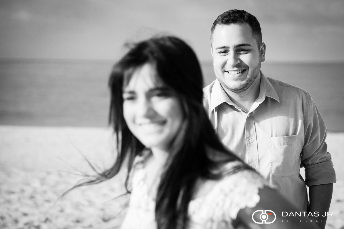 Noiva correndo e noivo atras em trash the dress