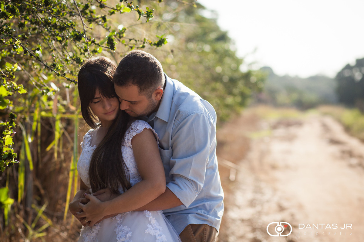 Casal namorando em estrada em trash the dress