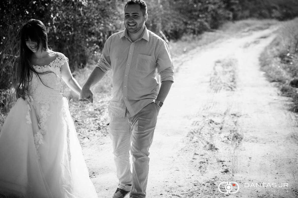 Casal caminhando em estrada em Trash the dress