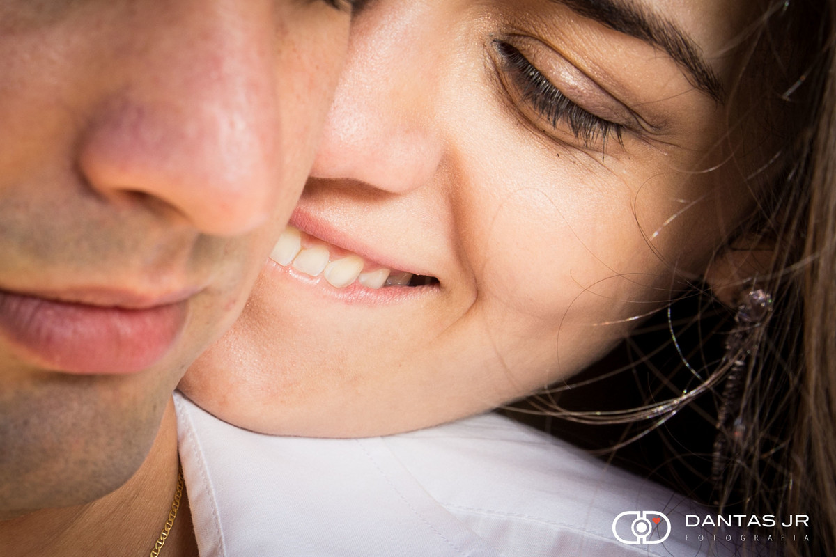 noiva fazendo carinho no noivo em praia com sorriso lindo durante trash the dress